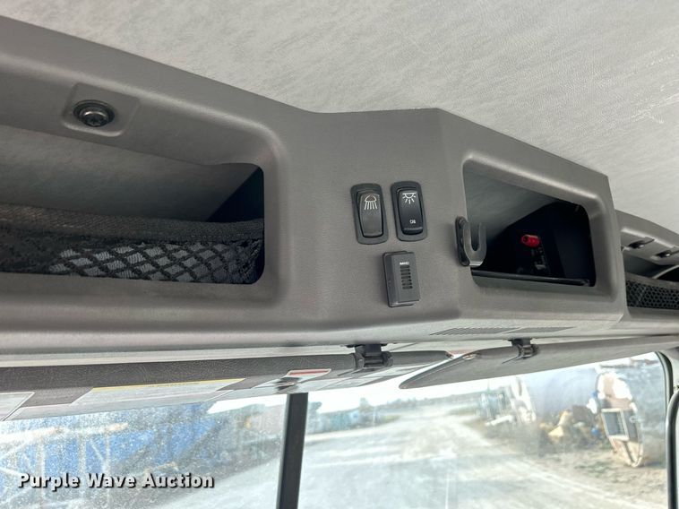 image for item EV9406 2017 Mack CXU613  semi truck