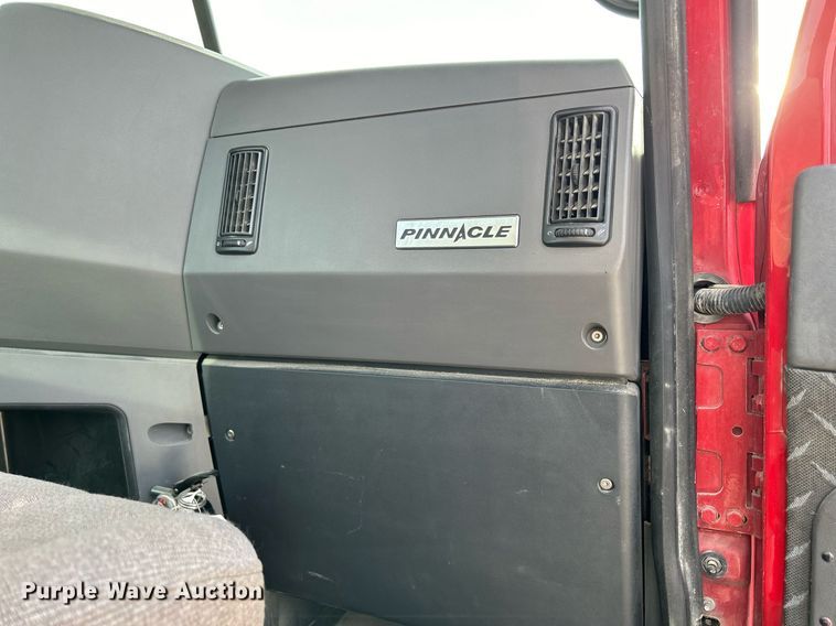 image for item EV9406 2017 Mack CXU613  semi truck