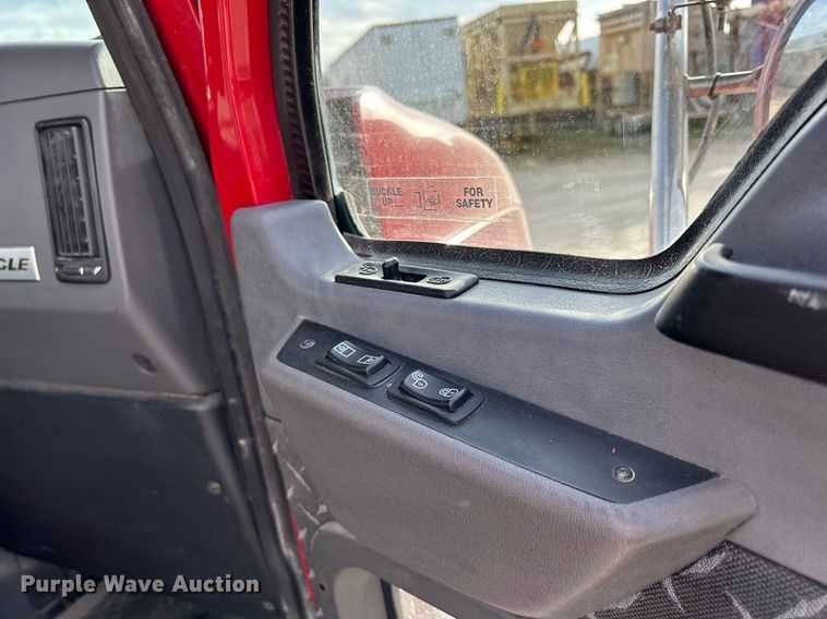 image for item EV9406 2017 Mack CXU613  semi truck