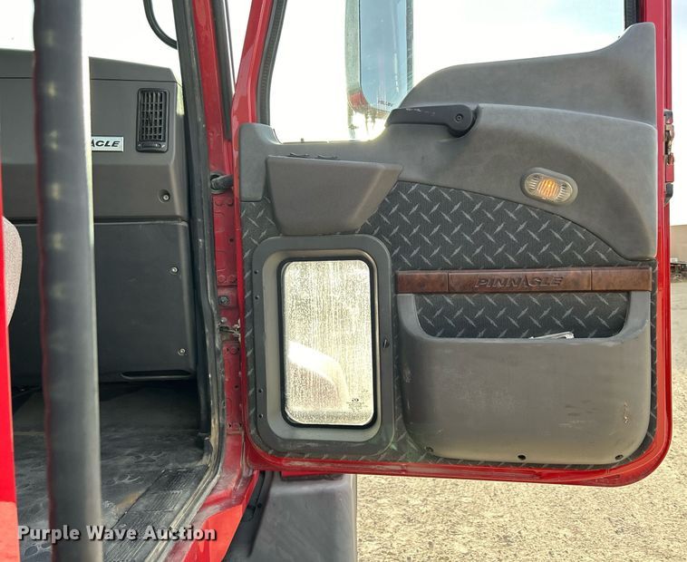 image for item EV9406 2017 Mack CXU613  semi truck