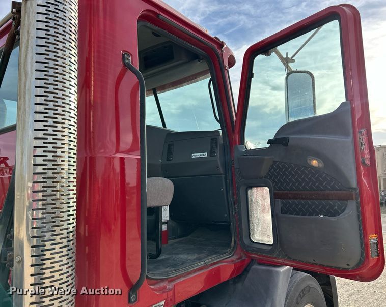 image for item EV9406 2017 Mack CXU613  semi truck