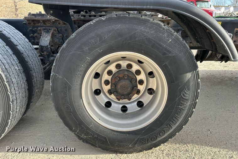 image for item EV9406 2017 Mack CXU613  semi truck