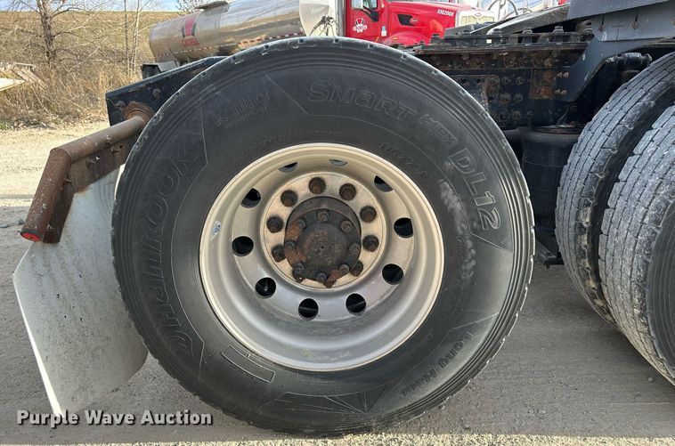 image for item EV9406 2017 Mack CXU613  semi truck