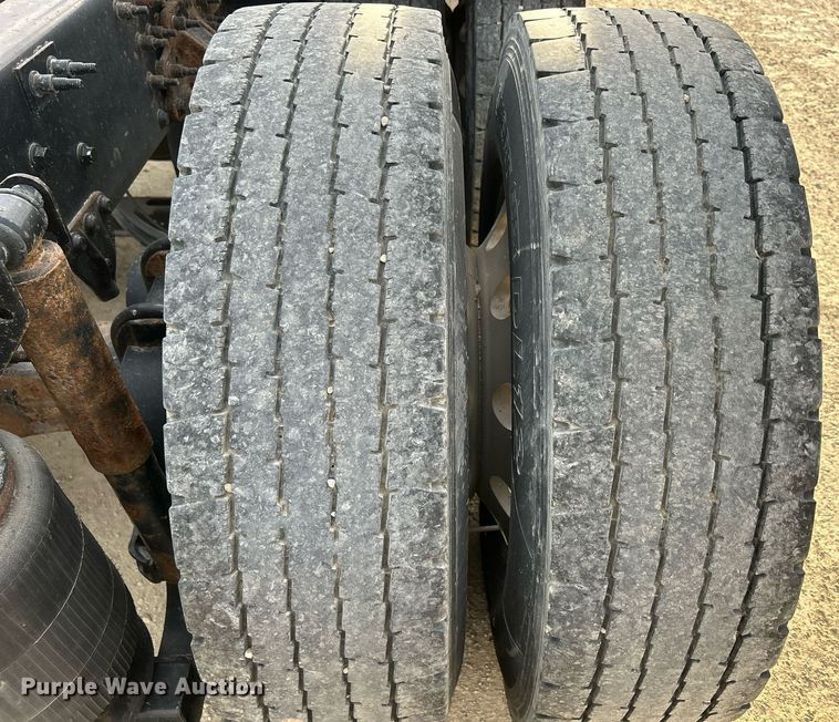 image for item EV9406 2017 Mack CXU613  semi truck