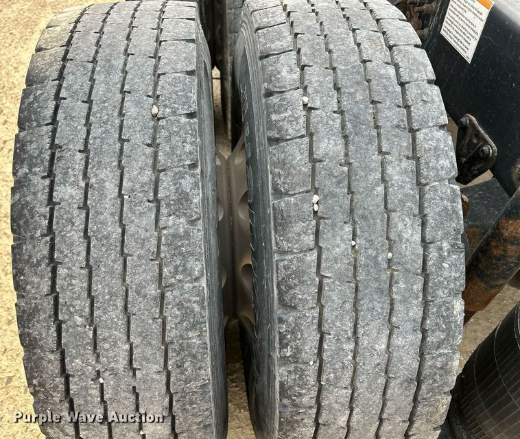 image for item EV9406 2017 Mack CXU613  semi truck