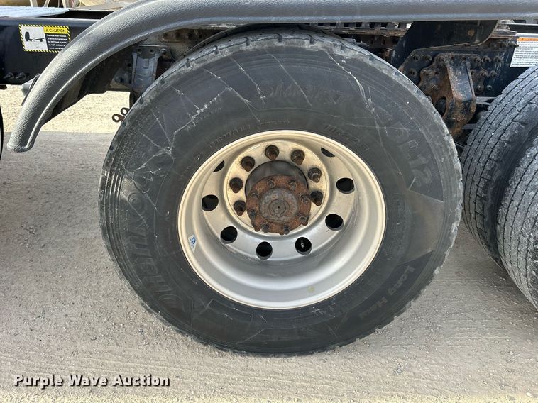 image for item EV9406 2017 Mack CXU613  semi truck