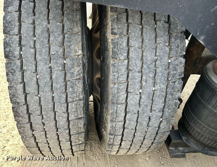 image for item EV9406 2017 Mack CXU613  semi truck