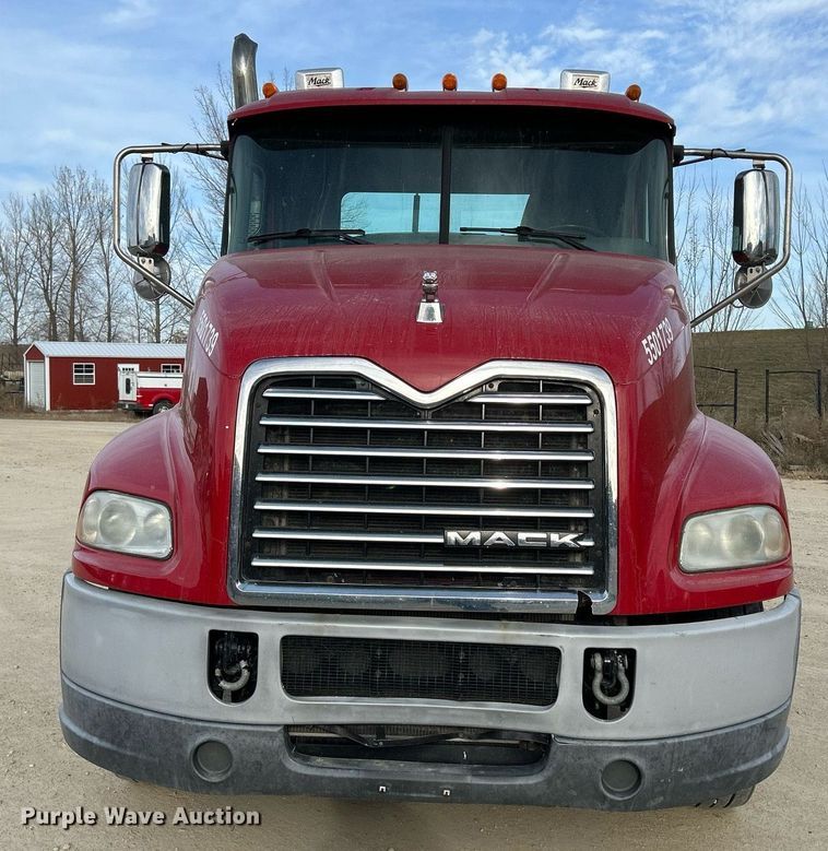 image for item EV9407 2017 Mack CXU613  semi truck