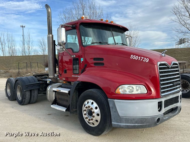 image for item EV9407 2017 Mack CXU613  semi truck