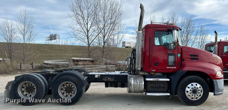 image for item EV9407 2017 Mack CXU613  semi truck