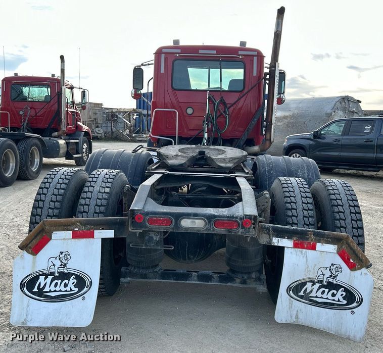 image for item EV9407 2017 Mack CXU613  semi truck