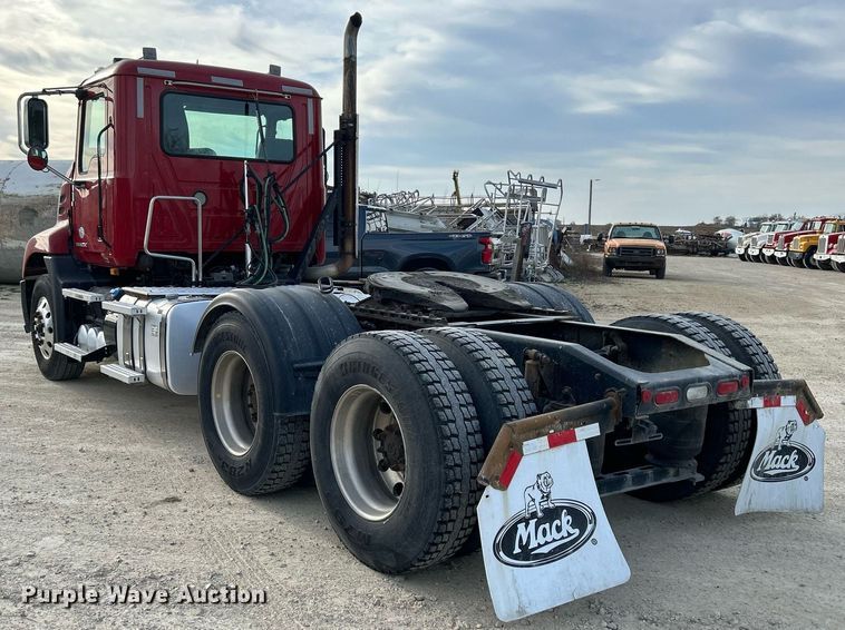 image for item EV9407 2017 Mack CXU613  semi truck