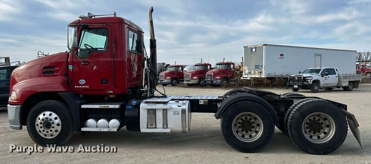 image for item EV9407 2017 Mack CXU613  semi truck