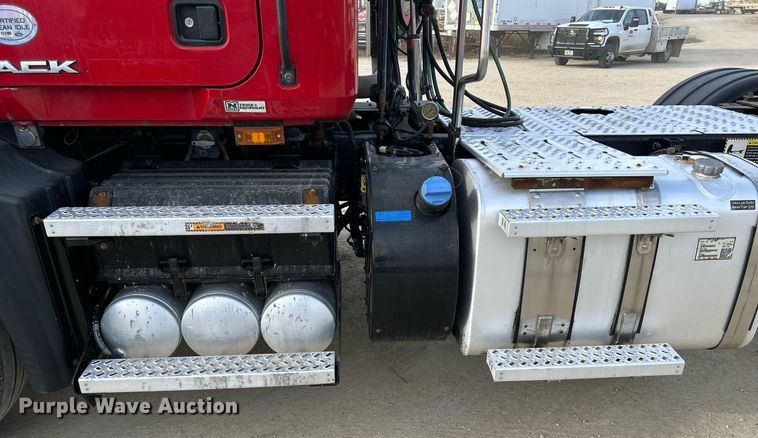 image for item EV9407 2017 Mack CXU613  semi truck