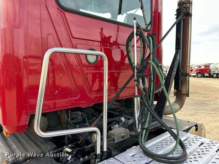 image for item EV9407 2017 Mack CXU613  semi truck