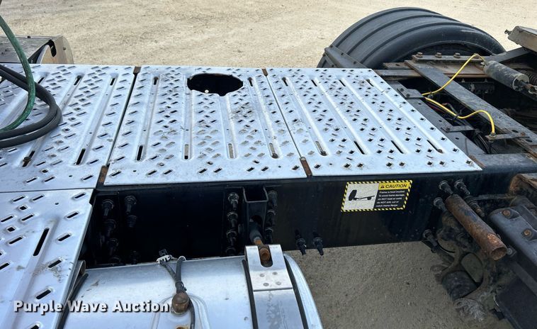 image for item EV9407 2017 Mack CXU613  semi truck