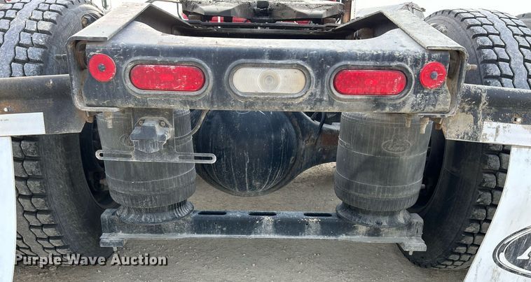 image for item EV9407 2017 Mack CXU613  semi truck