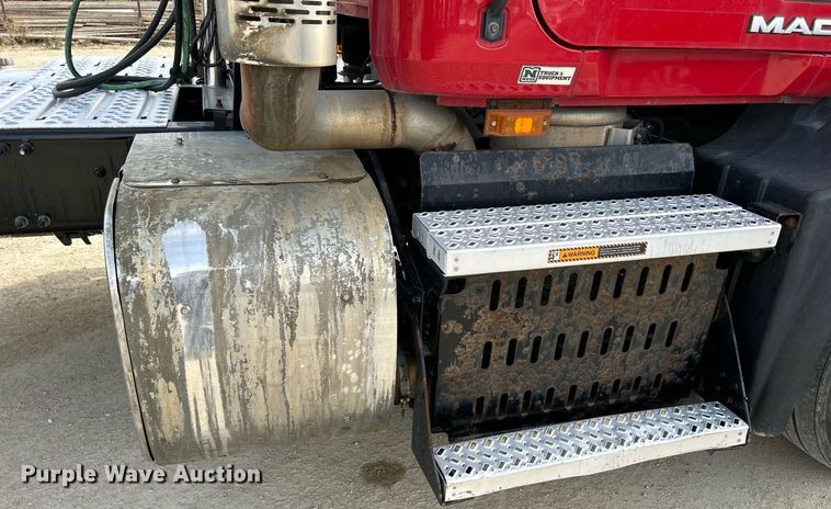 image for item EV9407 2017 Mack CXU613  semi truck