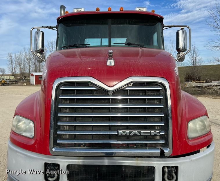 image for item EV9407 2017 Mack CXU613  semi truck
