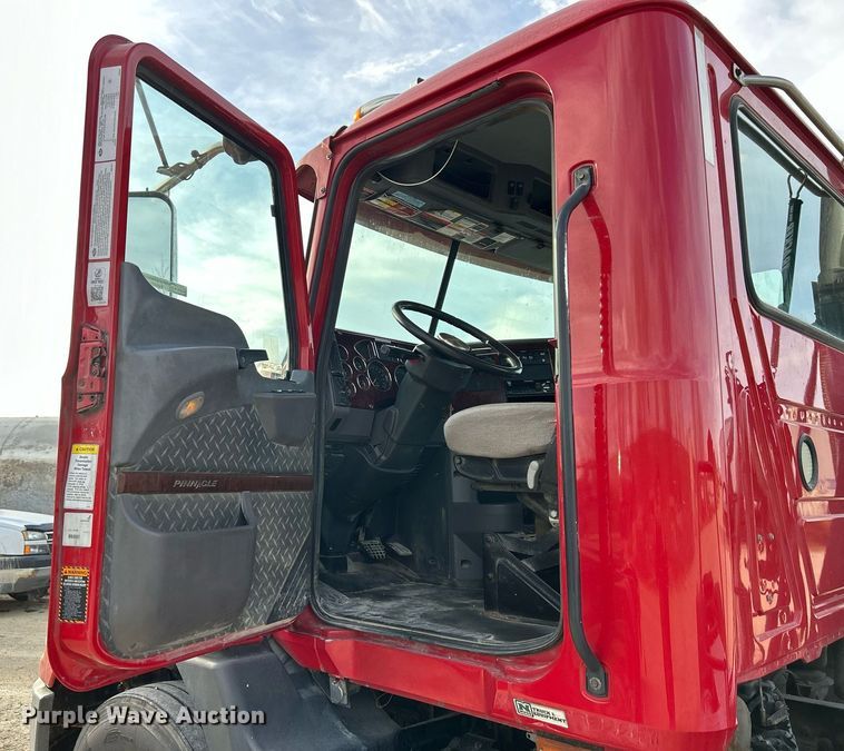 image for item EV9407 2017 Mack CXU613  semi truck