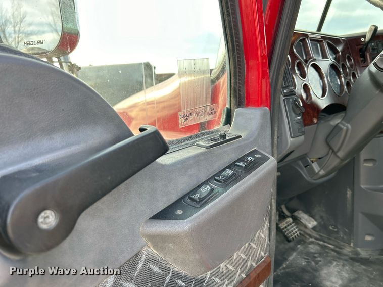 image for item EV9407 2017 Mack CXU613  semi truck