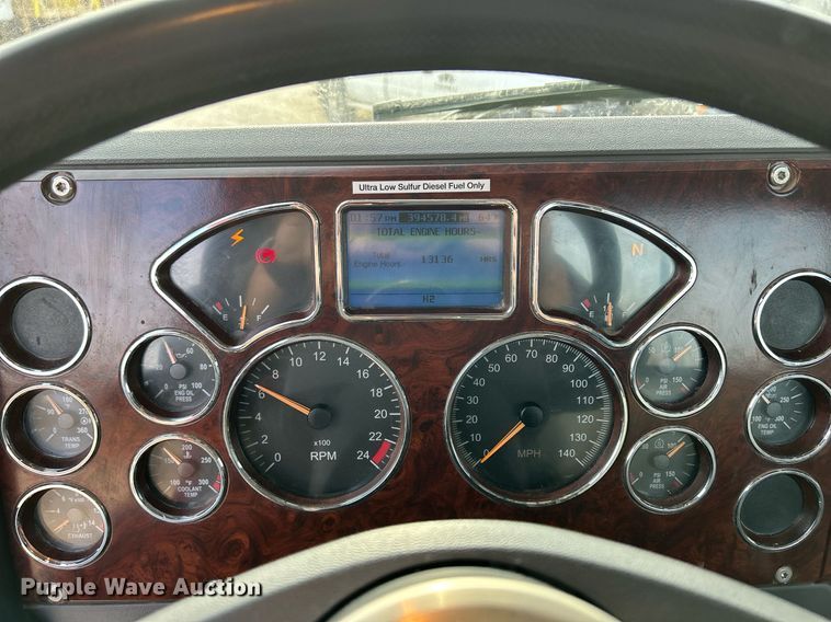 image for item EV9407 2017 Mack CXU613  semi truck