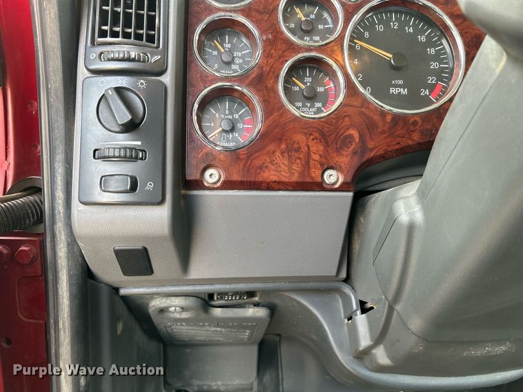 image for item EV9407 2017 Mack CXU613  semi truck