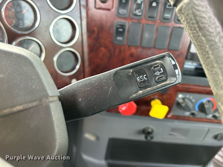 image for item EV9407 2017 Mack CXU613  semi truck