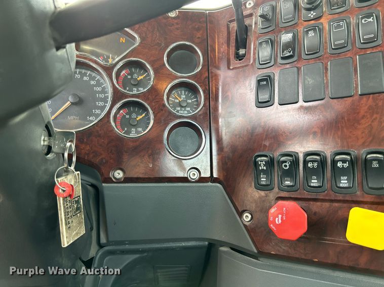 image for item EV9407 2017 Mack CXU613  semi truck