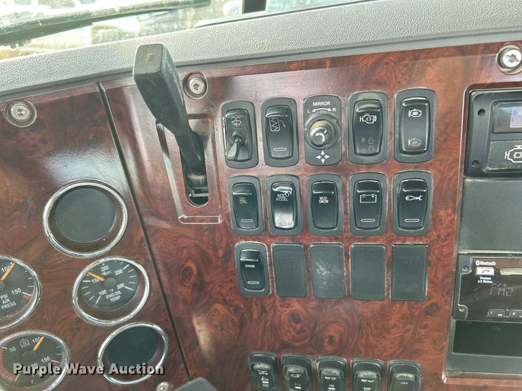 image for item EV9407 2017 Mack CXU613  semi truck