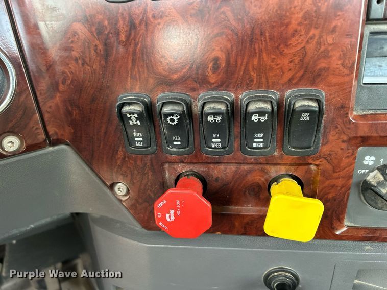 image for item EV9407 2017 Mack CXU613  semi truck