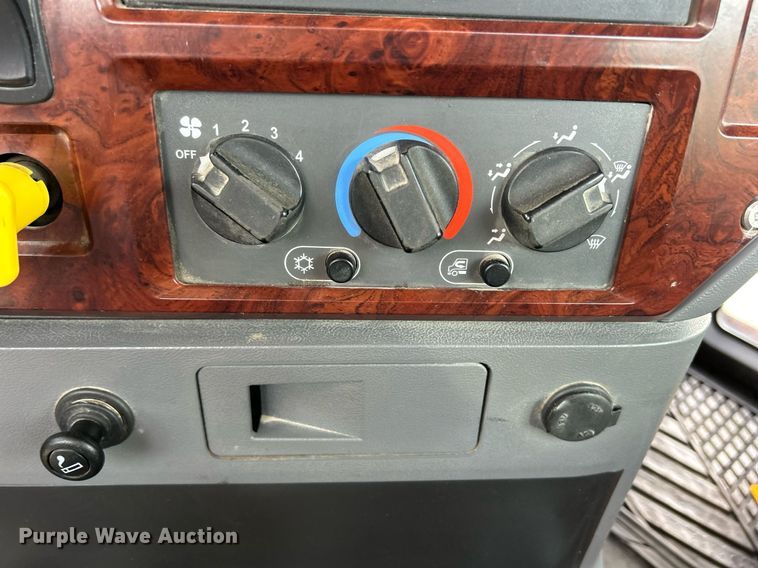 image for item EV9407 2017 Mack CXU613  semi truck