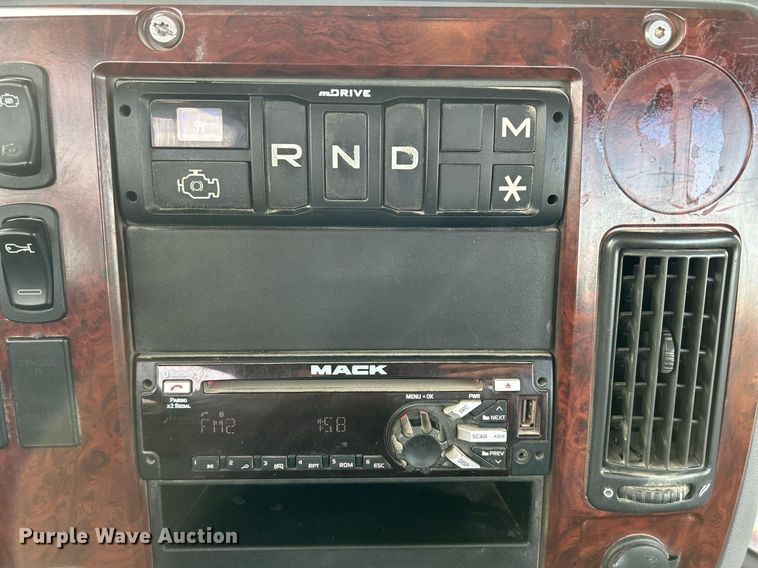 image for item EV9407 2017 Mack CXU613  semi truck