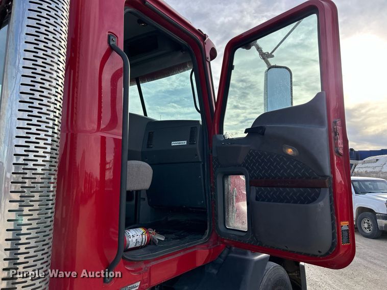 image for item EV9407 2017 Mack CXU613  semi truck