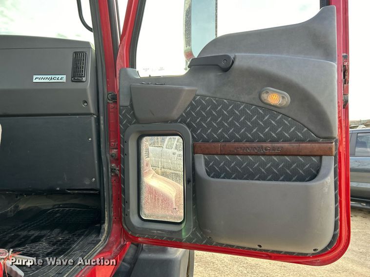 image for item EV9407 2017 Mack CXU613  semi truck