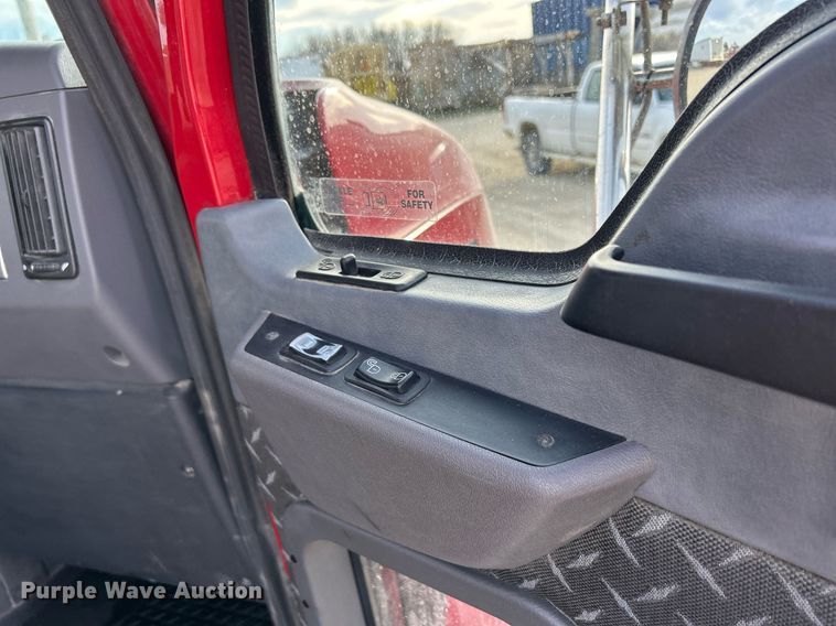 image for item EV9407 2017 Mack CXU613  semi truck