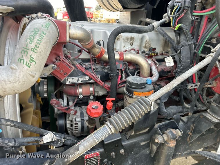 image for item EV9407 2017 Mack CXU613  semi truck