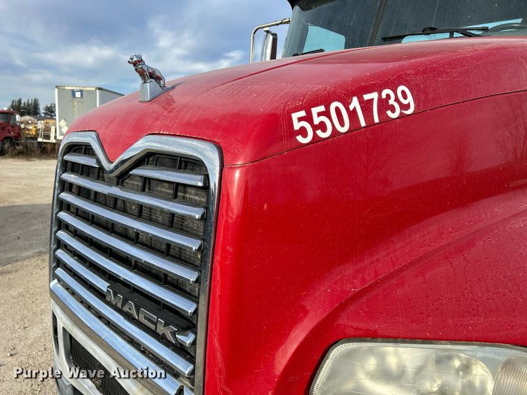 image for item EV9407 2017 Mack CXU613  semi truck