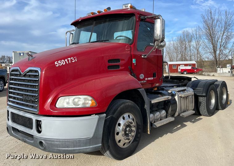 image for item EV9408 2017 Mack CXU613  semi truck