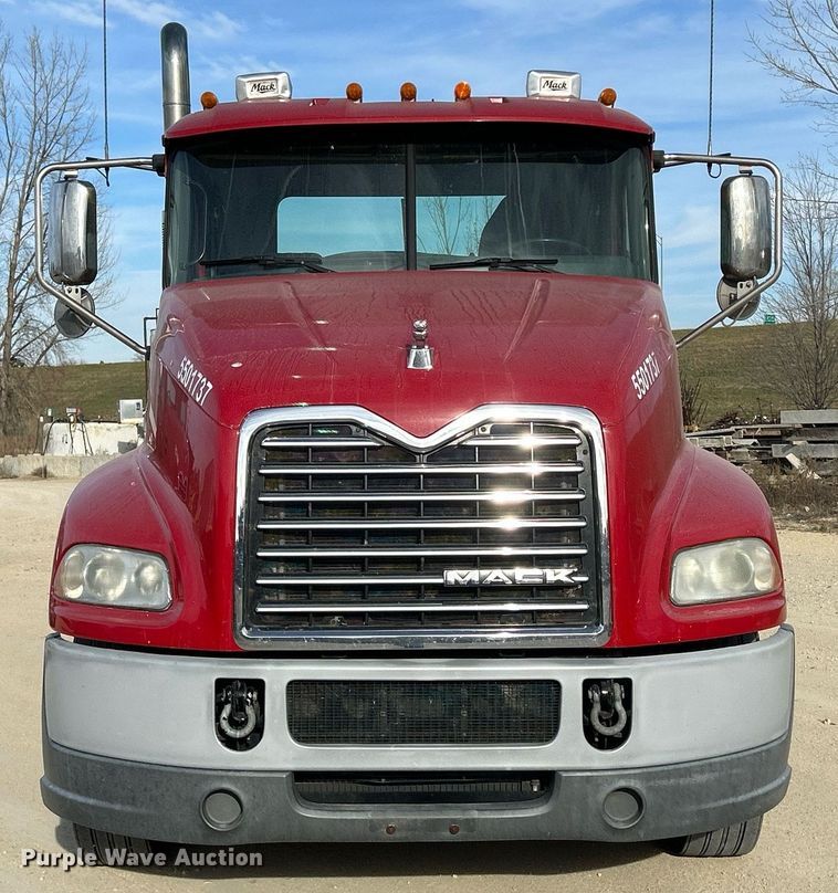 image for item EV9408 2017 Mack CXU613  semi truck