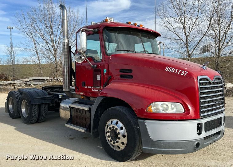 image for item EV9408 2017 Mack CXU613  semi truck