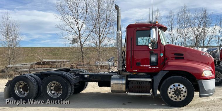 image for item EV9408 2017 Mack CXU613  semi truck