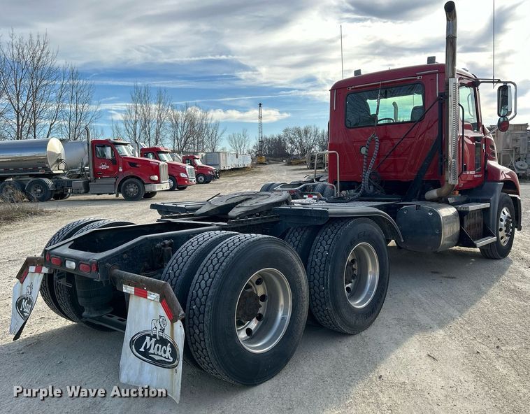 image for item EV9408 2017 Mack CXU613  semi truck