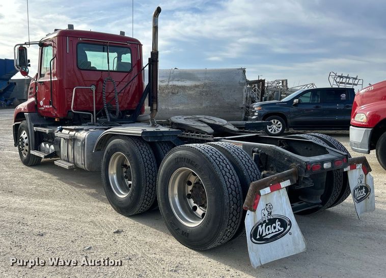 image for item EV9408 2017 Mack CXU613  semi truck