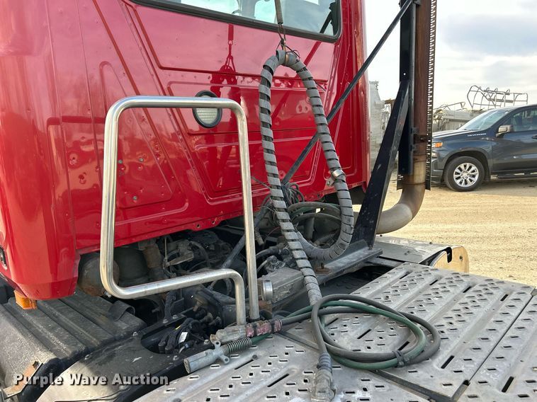 image for item EV9408 2017 Mack CXU613  semi truck