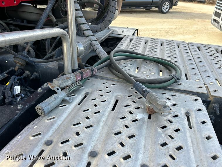 image for item EV9408 2017 Mack CXU613  semi truck