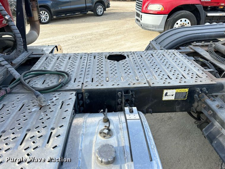 image for item EV9408 2017 Mack CXU613  semi truck