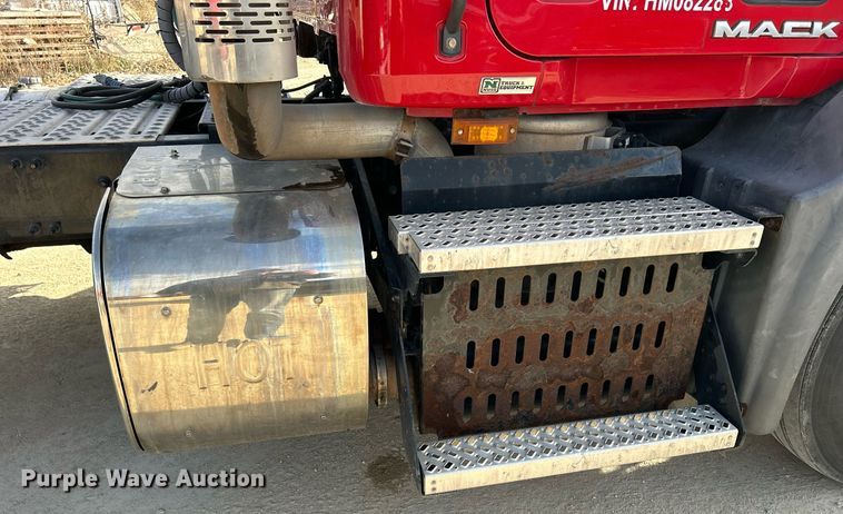 image for item EV9408 2017 Mack CXU613  semi truck