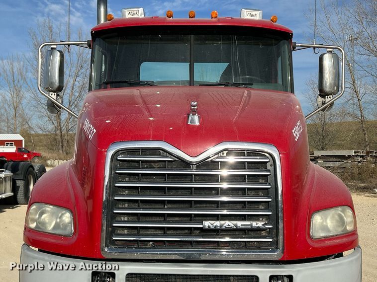 image for item EV9408 2017 Mack CXU613  semi truck