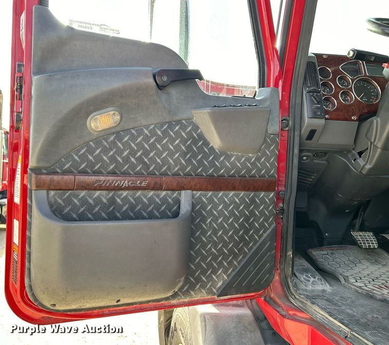 image for item EV9408 2017 Mack CXU613  semi truck